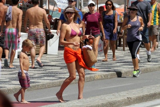 Fernanda Lima com os filhos na praia (Foto: Wallace Barbosa / AgNews)