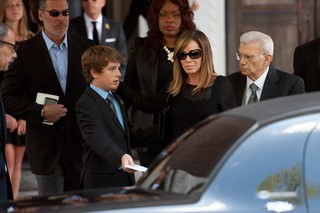 Melissa Rivers e o filho no velório de Joan Rivers (Foto: AFP)