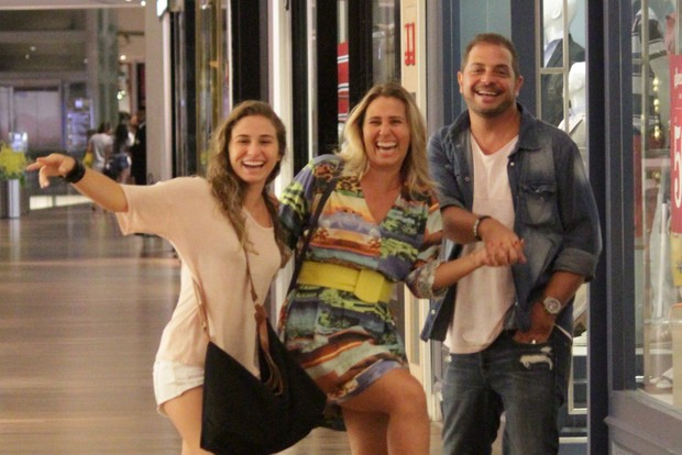 Andréia Sorvetão com a filha Giovanna e o marido em shopping na Zona Oeste do Rio (Foto: Fabio Moreno/ Ag. News)