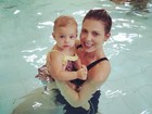 Sheila Mello posa com a filha na piscina: 'Filha de peixe?'