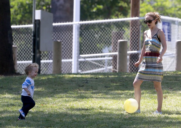 Natalie Portman joga bola com o filho (Foto: Agência/ Grosby Group)