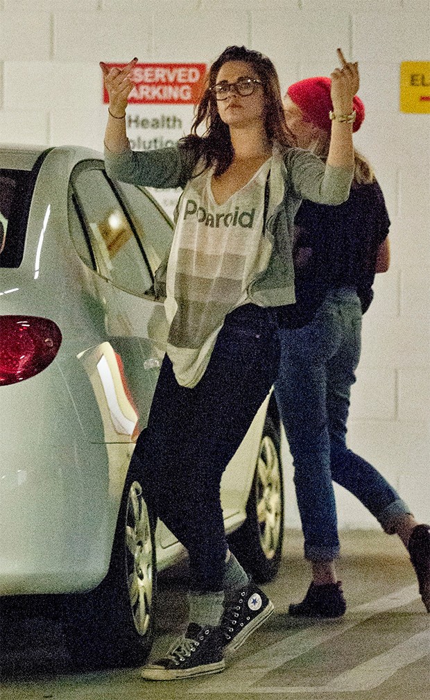 Kristen Stewart se irrita com paparazzo e faz gesto obsceno (Foto: Agência Grosby Group)