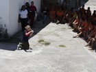 Andressa Urach visita presídio e dá palestra para detentas na Bahia