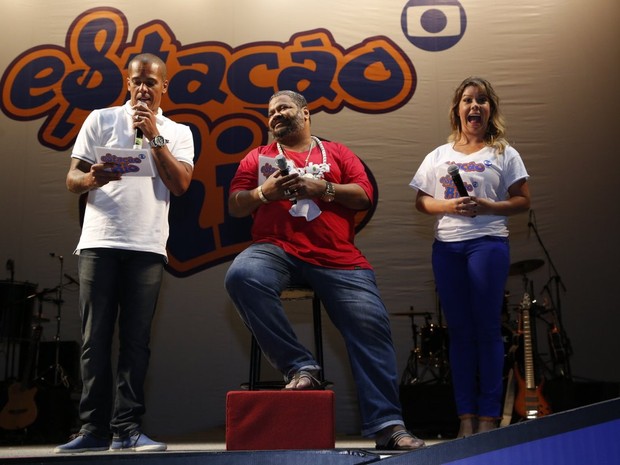 Leandro Sapucay, Arlindo Cruz e Fernanda Souza em show no Rio (Foto: Felipe Assumpção/ Ag. News)