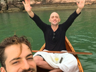 Paulo Gustavo e Thales Bretas curtem passeio de barco com champanhe