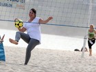 Grávida, Amandha Lee joga futevôlei em praia do Rio 