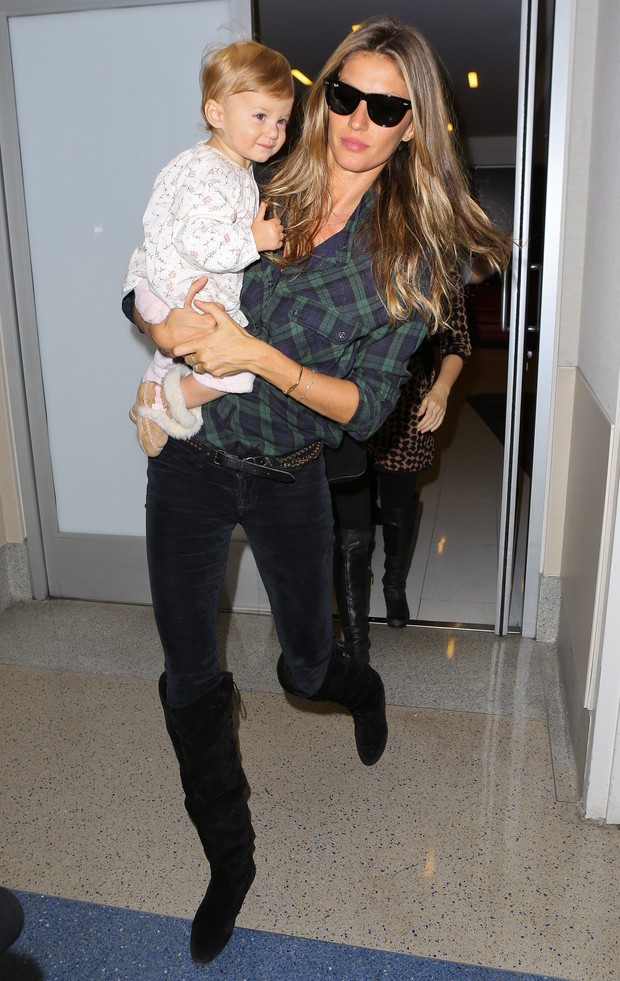 X17 - Gisele Bündchen com a filha, Vivian, em aeroporto de Los Angeles, nos Estados Unidos (Foto: X17online/ Agência)