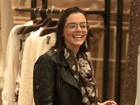De óculos, Giovanna Lancellotti faz compras no Rio