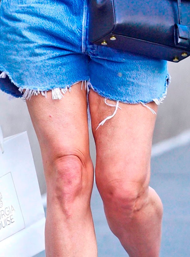 De shortinho, Demi Moore exibe as pernas (Foto: AKM-GSI)