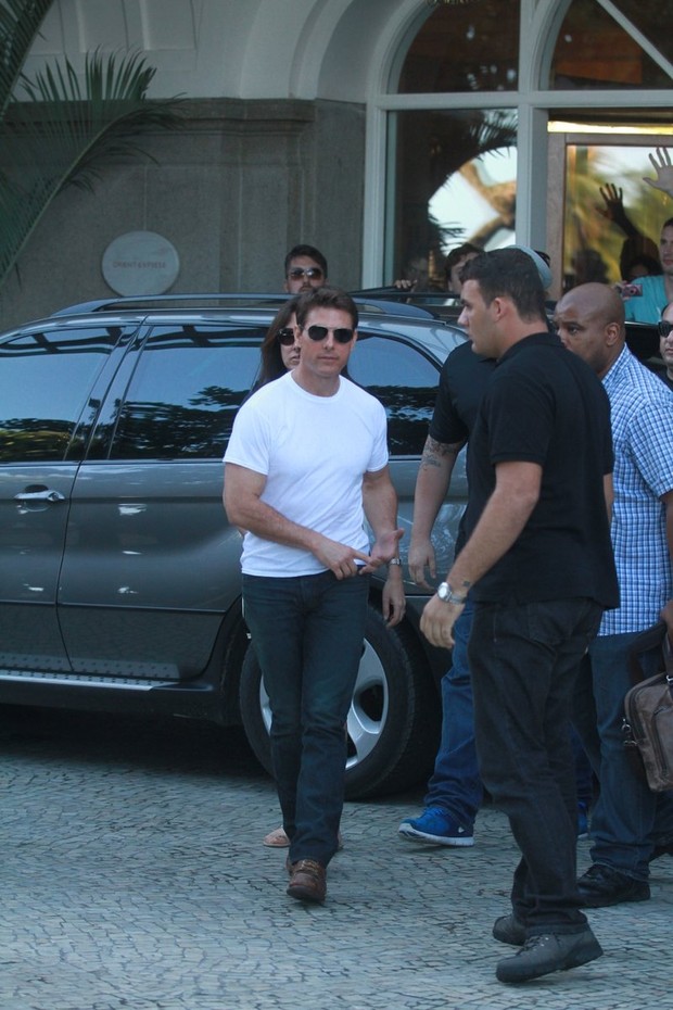 Tom Cruise deixa hotel em Copacabana, RJ (Foto: Marcos Ferreira e Clayton Militão / Foto rio news)