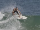 Paulinho Vilhena mostra habilidade ao surfar no Rio