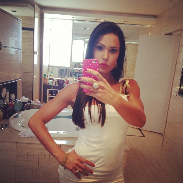 Gracyanne Barbosa acorda cedo para trabalho e exibe banheiro imenso (Foto: Instagram)