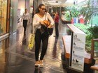Débora Nascimento passeia descontraída e sozinha em shopping