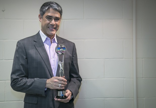 William Bonner recebe o troféu Mário Lago no prêmio Melhores do Ano, do Domingão do Faustão (Foto: Paulo Belote / Globo)