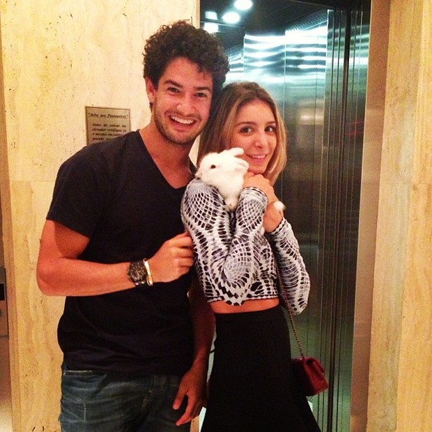 Alexandre Pato presenteia namorada com coelho (Foto: Reprodução/ Instagram)