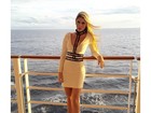 Bárbara Evans posa com vestido superdecotado em navio