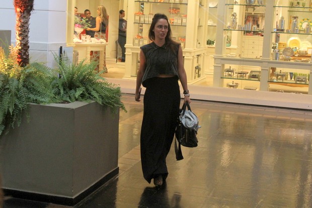 Fernanda Vasconcellos em shopping no Rio (Foto: Daniel Delmiro/ Ag. News)