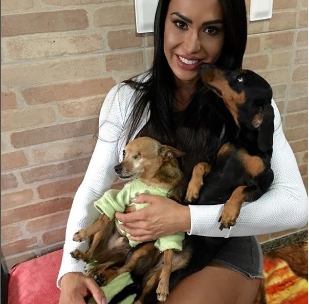 Gracyanne Barbosa com seus cachorros (Foto: Reprodução/Instagram)