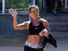 Anitta acena para fotógrafo e exibe boa forma com barriga à mostra