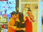 Sérgio Mallandro troca beijos com namorada em shopping carioca