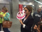 Ivete Sangalo ganha parabéns antecipado ao desembarcar no Rio