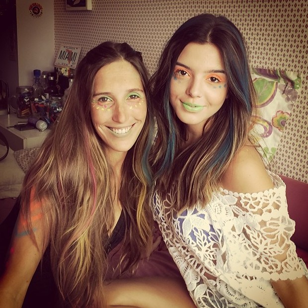 Giovanna Lancellotti e amiga de rosto pintado (Foto: Instagram / Reprodução)