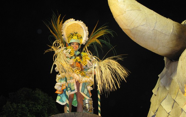 Petra Mattar desfila pela União do Parque Curicica no carnaval carioca (Foto: Léo Martinez/EGO)