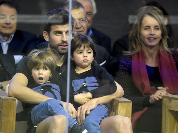 Gerard Piqué com os filhos, Milan e Sasha, em Barcelona, na Espanha (Foto: Grosby Group/ Agência)