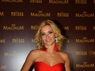 Carolina Dieckmann arrasa com modelito vermelho em inauguração