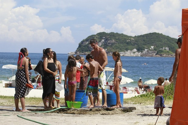 Marcio Garcia e Andrea Santa Rosa com a familia na praia (Foto: Dilson Silva/ Ag. News)