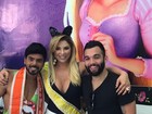 Solteiro, Jonathan Costa curte bloco de carnaval com a mãe no Rio
