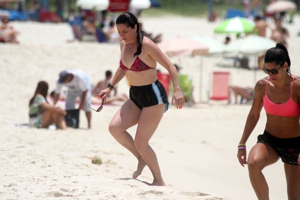 Giovanna Antonelli se exercita na praia (Foto: Marcos Ferreira / FotoRioNews)