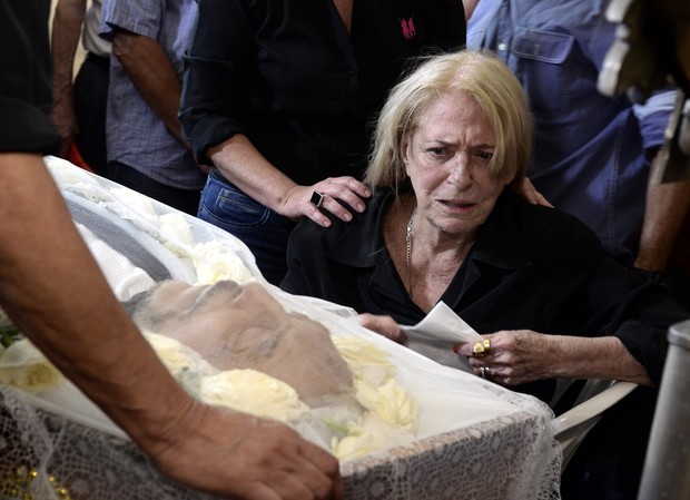 Anita chora sobre o caixão do marido, Luiz Carlos Miele (Foto: Roberto Teixeira / EGO)