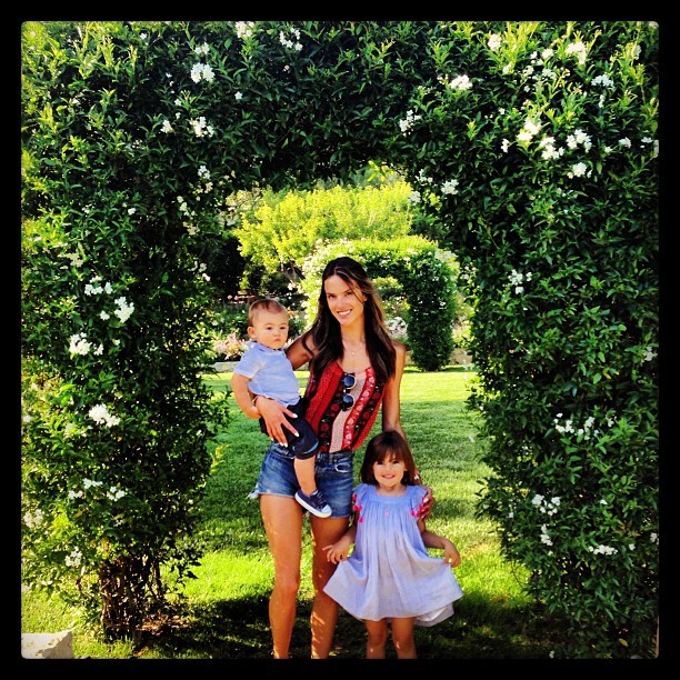 Alessandra Ambrósio e os filhos (Foto: Reprodução/Instagram)