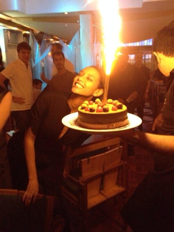 Taís Araújo comemora seu aniversário em restaurante (Foto: Twitter/ Reprodução)