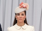 Kate Middleton aposta em look na cor creme durante encontro na Bélgica
