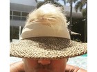 Xuxa faz selfie em piscina e acaba mostrando demais