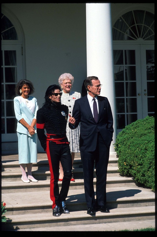 Michael Jackson com George Bush em abril de 1990 (Foto: Getty Images)