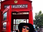 De férias em Londres, Juliana Paes manda beijo em foto