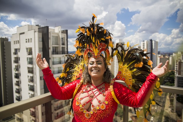 Miss Uberlândia Plus Size faz ensaio inspirado no Carnaval (Foto: Isa Hansen / Divulgação)