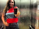 Cristina Mortágua posa com blusa do Flamengo e short bem curtinho