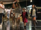 Elba Ramalho passeia com as filhas em shopping no Rio