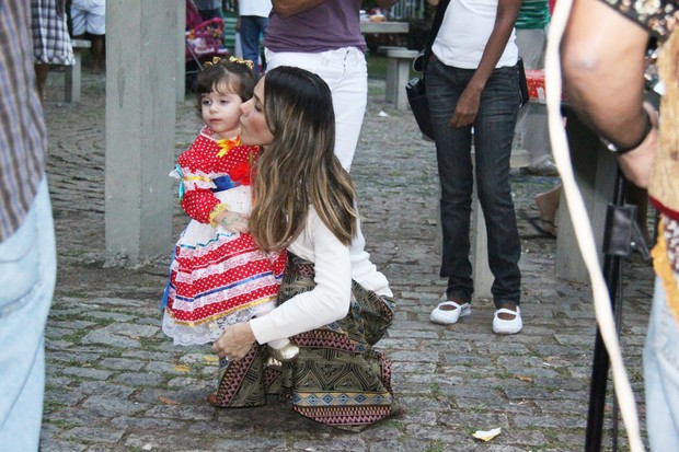 Fernanda Pontes e a filha (Foto: Delson Silva/ Agnews)
