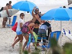 De novo? Paulinho Vilhena vai à praia com Fabíula Nascimento