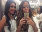 Vestidas de branco, ex-BBB Amanda e Rafaella Santos posam para selfie
