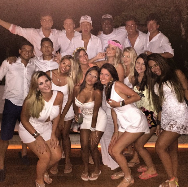Neymar comemora réveillon com amigos  (Foto: Reprodução/Instagram)