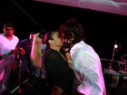 Alinne Rosa troca beijos com o namorado em cima do trio, na Bahia