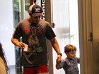 Thiago Rodrigues passeia com o filho em shopping