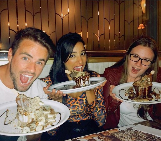 Ex-BBBs Rafael e Talita devoram sobremesa em restaurante (Foto: Reprodução / Instagram)