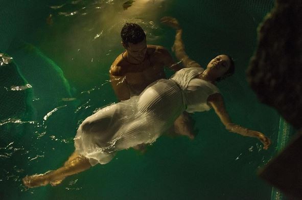 Sophie Charlotte e Daniel de Oliveira na piscina (Foto: Reprodução/Instagram)